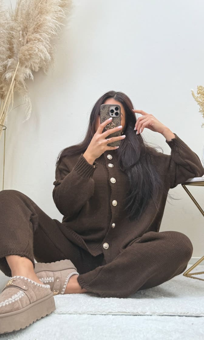 Set mit Goldknöpfen Braun