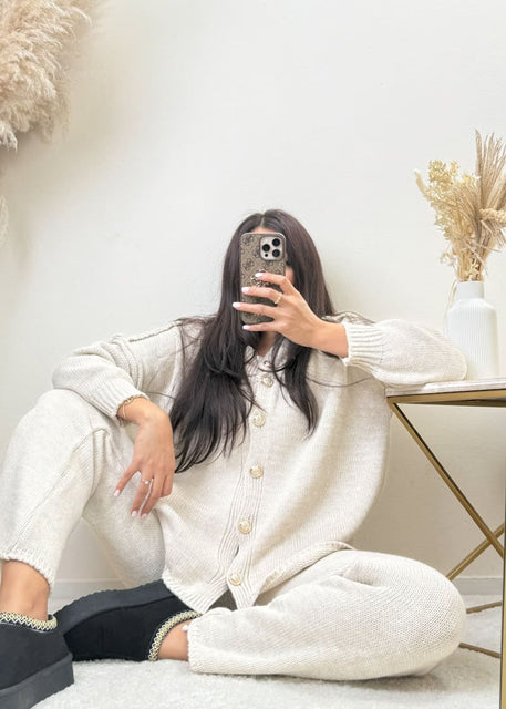 Set mit Goldknöpfen Beige