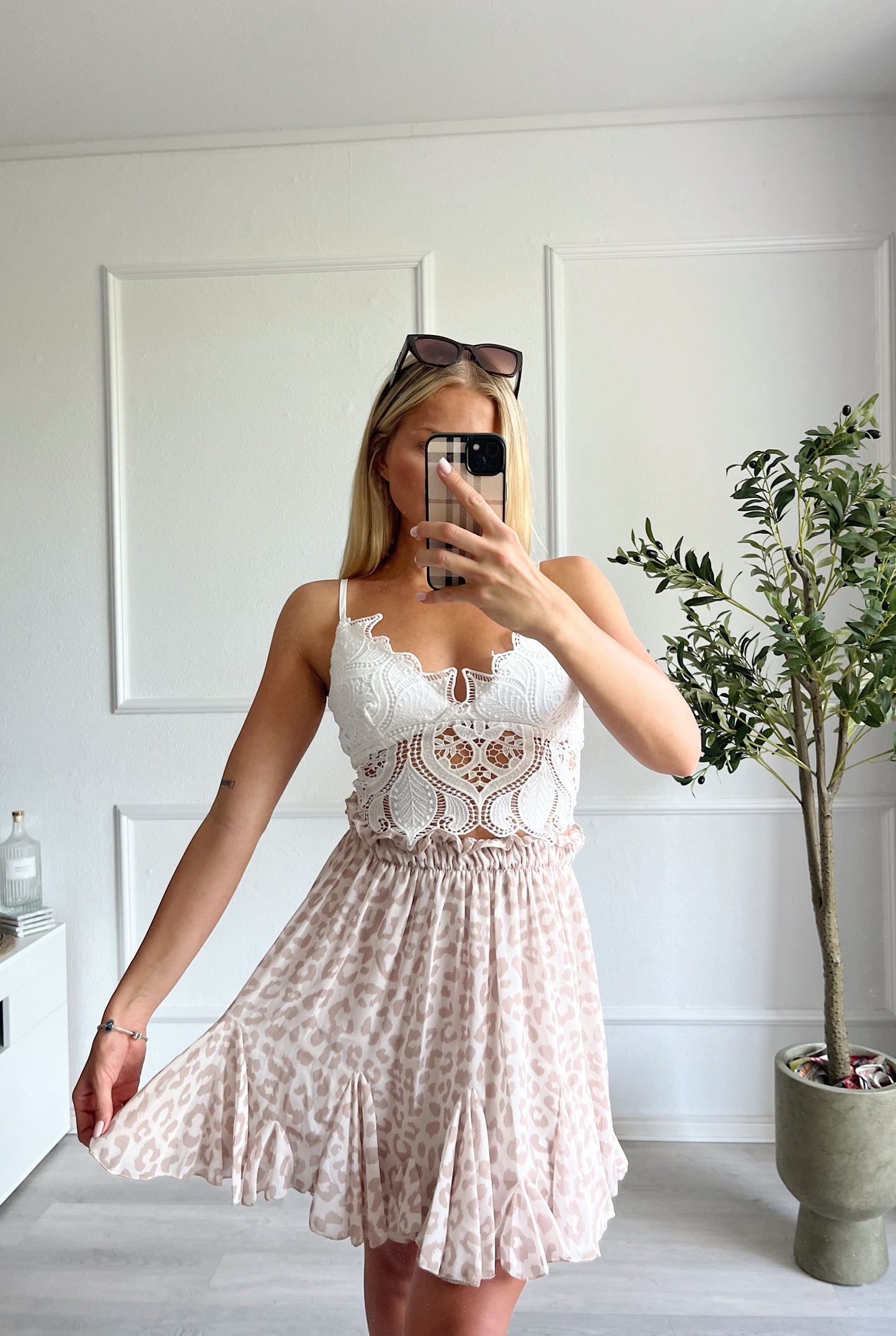 Leo Beige